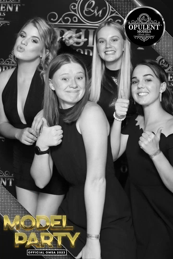 About 6 mirror booth